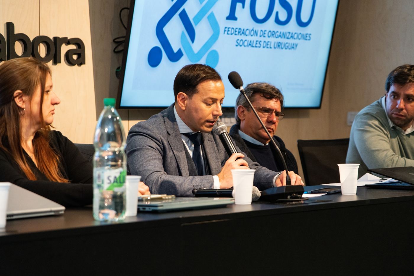 Integrantes de la mesa durante el lanzamiento, con el logo de FOSU en pantalla